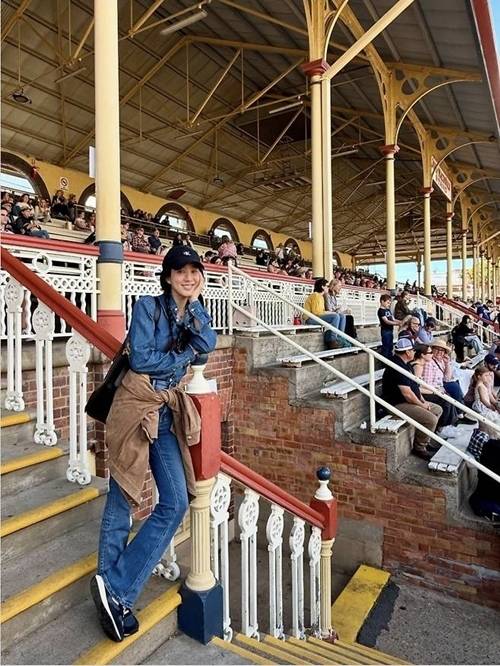 배우 정려원이 호주 퀸즐랜드에서 근황을 전하며 세련된 청청 패션을 뽐냈다. 사진=정려원 SNS