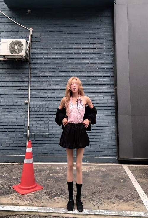 故 최진실의 딸이자 인플루언서 최준희가 눈부신 여름 패션으로 시선을 사로잡았다. 사진=최준희 SNS