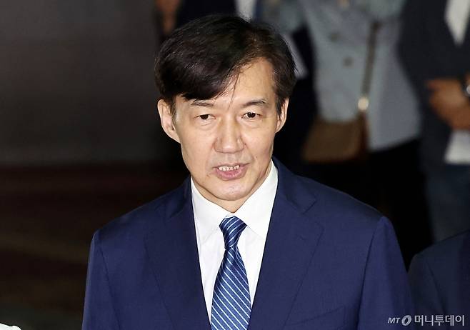 (서울=뉴스1) 구윤성 기자 = 이재명 정부 첫 특별사면·복권 대상에 오른 조국 전 조국혁신당 대표가 15일 새벽 구로구 서울남부구치소를 나서며 소회를 밝히고 있다. 2025.8.15/뉴스1  Copyright (C) 뉴스1. All rights reserved. 무단 전재 및 재배포,  AI학습 이용 금지. /사진=(서울=뉴스1) 구윤성 기자