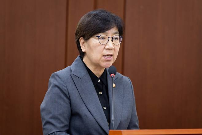 정은경 보건복지부 장관이 18일 서울 여의도 국회에서 열린 제428회 국회(임시회) 보건복지위원회 제1차 전체회의에 출석해 인사말과 2024회계연도 결산 제안설명을 하고 있다. /사진= 뉴스1