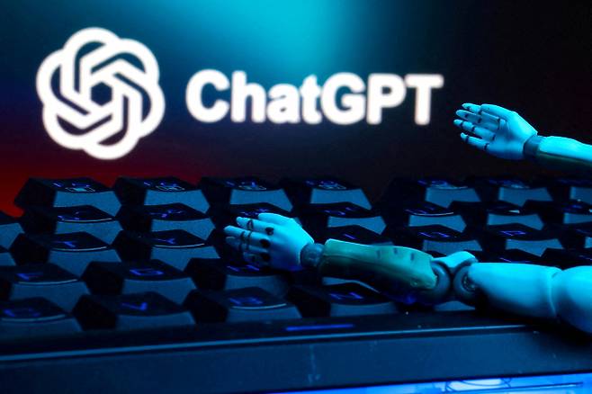 미국 60대 남성인 AI 챗GPT 조언대로 다이어트 레시피를 따라했다가 독성 화합물에 중독됐다. 사진은 챗GPT 관련 이미지. /사진=로이터