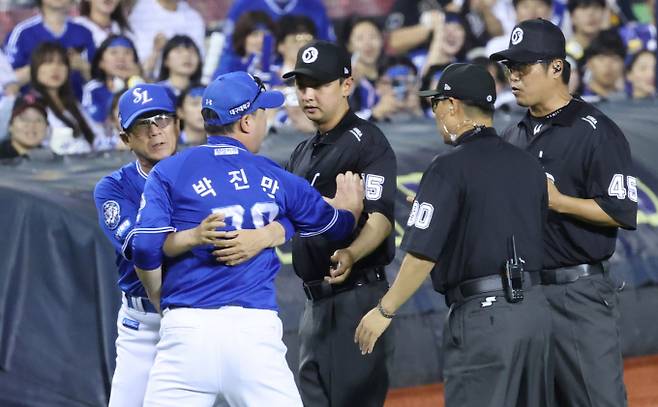 올시즌 잦은 판정 시비로 논란을 빚었던 체크스윙에 대한 비디오 판독이 오는 19일 도입된다. 사진은 박진만 삼성 라이온즈 감독이 체크 스윙에 항의하다 퇴장 당하는 모습. /사진=스타뉴스