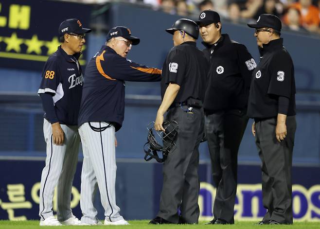 오는 19일부터 체크스윙에 대한 비디오판독이 가능해질 예정이며 감독이 직접 판정을 신청해야 한다. 사진은 체크스윙 여부에 대해 항의 중인 김경문 한화 이글스 감독의 모습. /사진=뉴시스