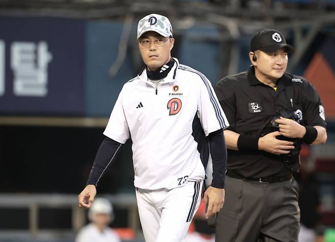 오는 19일부터 체크스윙에 대한 비디오판독이 가능해질 예정이며 포스트시즌에도 동일하게 적용될 예정이다. 사진은 체크스윙 여부에 대해 항의 후 벤치로 복귀 중인 조성환 두산 베어스 감독 대행의 모습. /사진=뉴시스