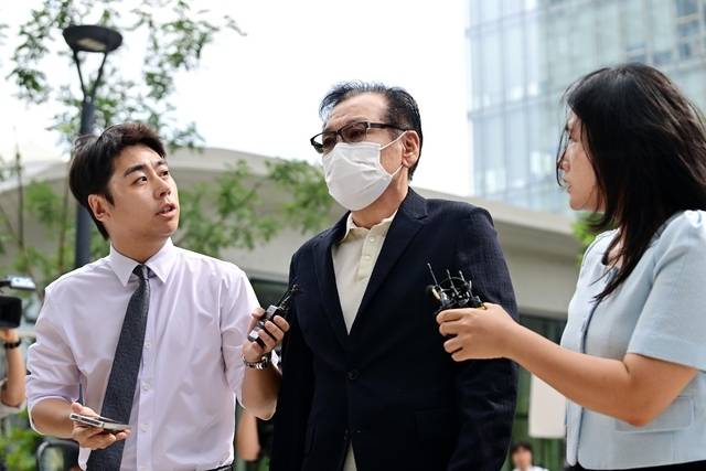 건진법사로 알려진 전성배(가운데) 씨가 18일 오전 서울 종로구 KT광화문빌딩웨스트에 마련된 김건희특검 사무실에 피의자 신분으로 조사를 받기 위해 출두하고 있다. 문호남 기자