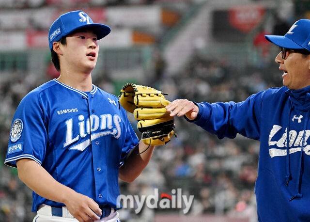 29일 오후 인천광역시 문학동 SSG랜더스필드에서 진행된 '2025 프로야구 KBO리그' SSG랜더스와 삼성라이온즈의 경기. 삼성 이호성이 7회말을 무실점으로 막으 뒤 덕아웃서 환호하고 있다./마이데일리