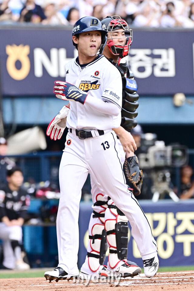 6일 서울 잠실야구장에서 열린 '2025 신한 SOL BANK KBO리그' KT 위즈와 두산 베어스 경기. 두산 이유찬이 1회말 1사 3루 케이브 내야안타에 선제 득점을 올리고 있다./마이데일리