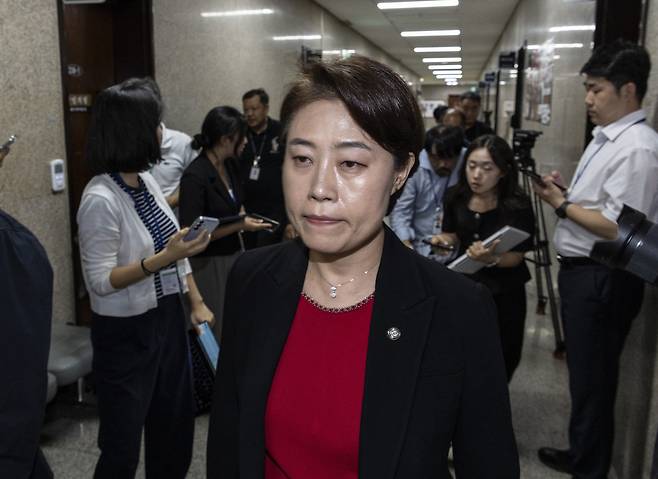 ‘통일교 입당의혹’을 수사 중인 김건희특검이 국민의힘 당원 명부 확보를 시도 중이라고 알려진 18일 서지영 국민의힘 의원이 국회 본청 내 국민의힘 당직자실에서 특검 관계자를 만난 뒤 이동하고 있다. [연합]