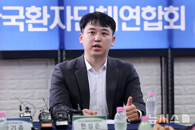 [서울=뉴시스] 김선웅 기자 = 한성존 대한전공의협의회 비상대책위원장이 지난달 28일 서울 영등포구 한국환자단체연합회을 찾아 안기종 한국환자단체연합회 대표를 비롯한 환자단체 관계자들을 만나 모두 발언을 하고 있다.전공의와 환자단체가 대면해 대화한 것은 의정 갈등이 시작된 지 1년 6개월 만이다.이날 참석한 한성존 비대위원장은 모두발언에서 "1년 5개월 이상 길어진 의정갈등으로 인해 불편을 겪고 불안하셨을 국민에게 사과의 말씀을 드린다"고 밝혔다. (공동취재) 2025.07.28. photo@newsis.com