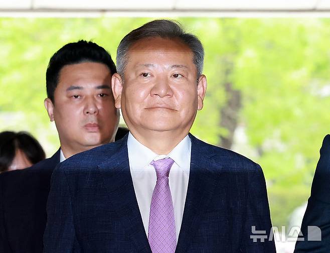 [서울=뉴시스] 이영환 기자 = 내란중요임무종사, 직권남용 권리행사방해, 위증 혐의를 받는 이상민 전 행정안전부 장관이 지난달 31일 오후 서울 서초구 서울중앙지방법원에서 열린 구속 전 피의자 심문(영장실질심사)에 출석하고 있다. 2025.08.18. 20hwan@newsis.com