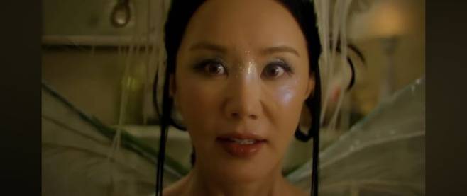 [서울=뉴시스] 엄정화. (사진 = 예지 '뻔데기' 뮤직비디오 캡처) 2025.08.18. photo@newsis.com *재판매 및 DB 금지