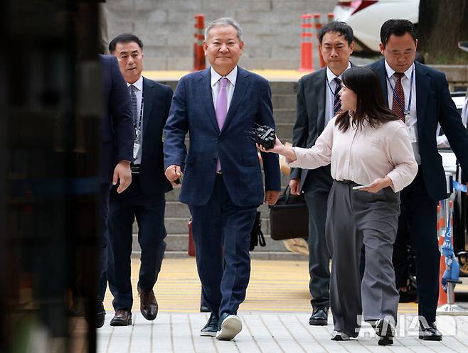 [서울=뉴시스] 이영환 기자 =윤석열 정부 국무위원들의 '12·3 비상계엄' 내란 행위를 수사 중인 내란 특검이 18일 이상민 전 행정안전부 장관을 소환했다. 이 전 장관이 지난달 31일 오후 서울 서초구 서울중앙지방법원에서 열린 구속 전 피의자 심문(영장실질심사)에 출석하고 있다. 2025.07.31. 20hwan@newsis.com