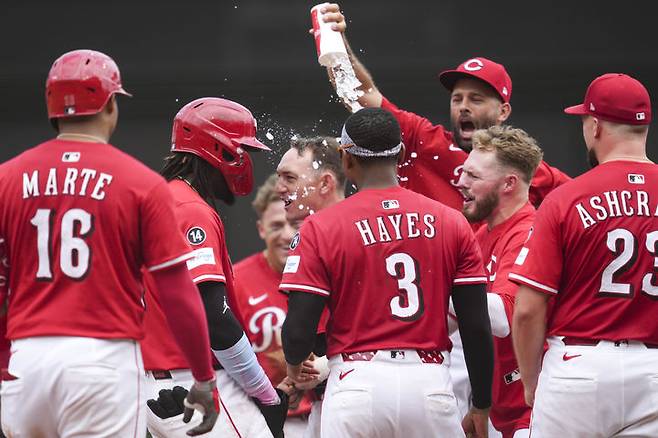 [신시내티=AP/뉴시스] 메이저리그(MLB) 신시내티 레즈의 선수들이 17일(현지 시간) 미국 오하이오주 신시내티의 그레이트 아메리탄 볼파크에서 열린 2025 MLB 밀워키 브루어스와의 경기에 10회 연장 접전 끝에 3-2 승리를 거두고 기뻐하고 있다. 2025.08.18.