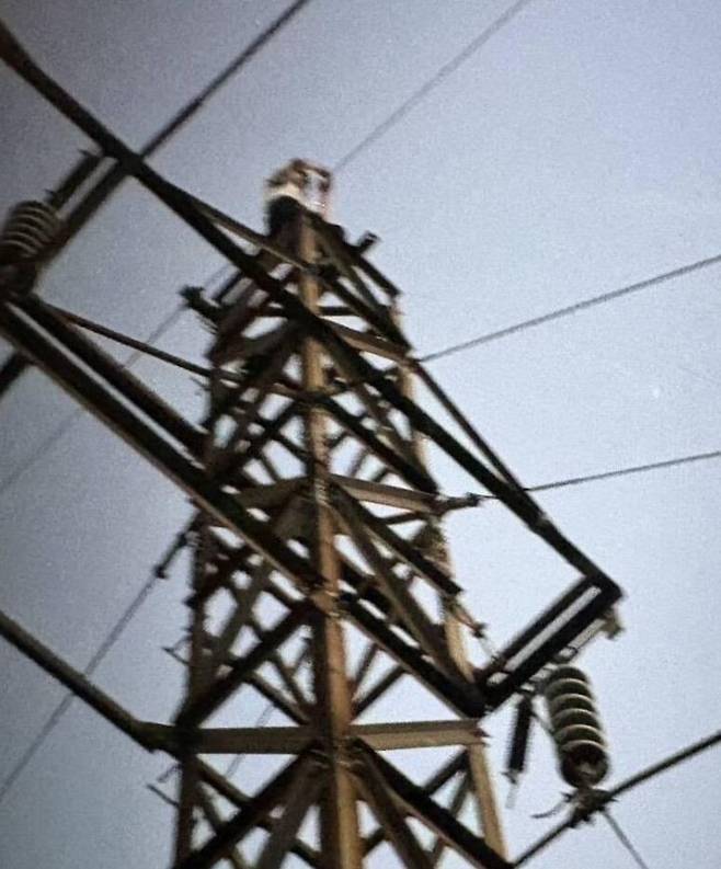 [뉴시스] 대만에서 20세 남성이 노을 사진을 찍기 위해 송전탑에 오르다 감전사하면서 인근 지역에 산불이 번지고 정전 피해가 벌어졌다. (사진 = 타이베이타임스 캡처) 2025.08.18. *재판매 및 DB 금지