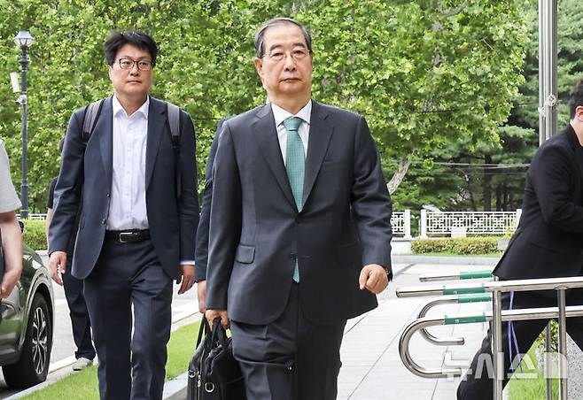 [서울=뉴시스] 조성우 기자 =12·3 비상계엄 관련 국무회의에 참석한 국무위원들에 대한 수사를 진행 중인 내란 특검이 한덕수 전 국무총리에게 오는 19일 소환을 요청했다. 한 전 총리가 지난달 2일 서울 서초구 서울고검에 마련된 내란특검 사무실에 조사를 받기 위해 출석하고 있다. 2025.07.02. xconfind@newsis.com