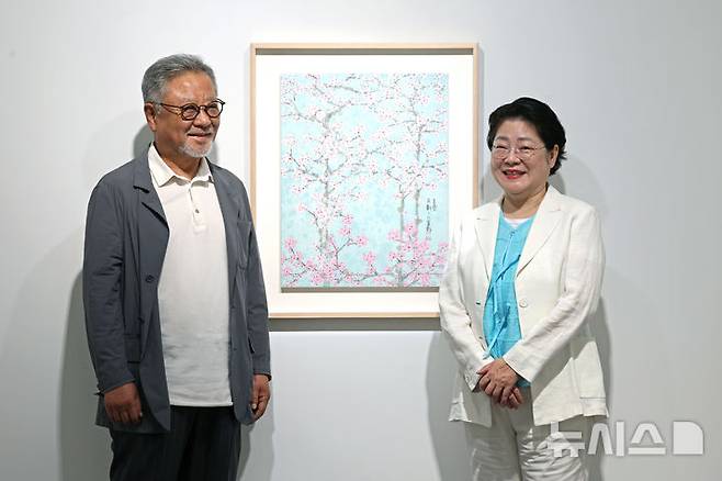 [서울=뉴시스] 박진희 기자 = 허달재 작가와 이화익 대표가 18일 서울 종로구 이화익갤러리에서 개인전 '허달재 소품전 매화, 돌, 그리고 찻잔과 주전자' 기자간담회에 앞서 사진 촬영을 하고 있다. 허달재 작가는 남종문인화의 대가 의재 허백련(1891~1977)의 제자이자 손자다. 2025.08.18. pak7130@newsis.com