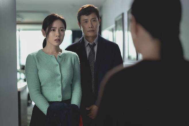 [서울=뉴시스] 박찬욱 감독의 신작 영화 '어쩔수가없다'가 스틸을 18일 공개했다. (사진=CJ ENM 제공) 2025.08.18. photo@newsis.com *재판매 및 DB 금지