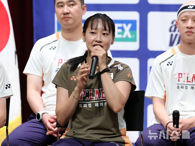 [진천=뉴시스] 배훈식 기자 = 채유정이 18일 오후 충북 진천군 국가대표선수촌에서 열린 대한민국 배드민턴 국가대표 선수단 미디어데이에서 세계선수권 대회 출전 각오를 말하고 있다. 2025.08.18. dahora83@newsis.com