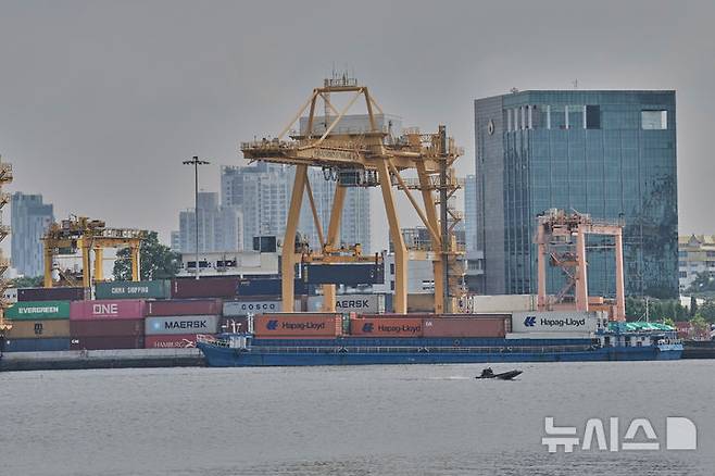 [방콕=AP/뉴시스] 태국 방콕 항 전용부두에서 크레인이 컨테이너를 선적하고 있다. 2025.05.27