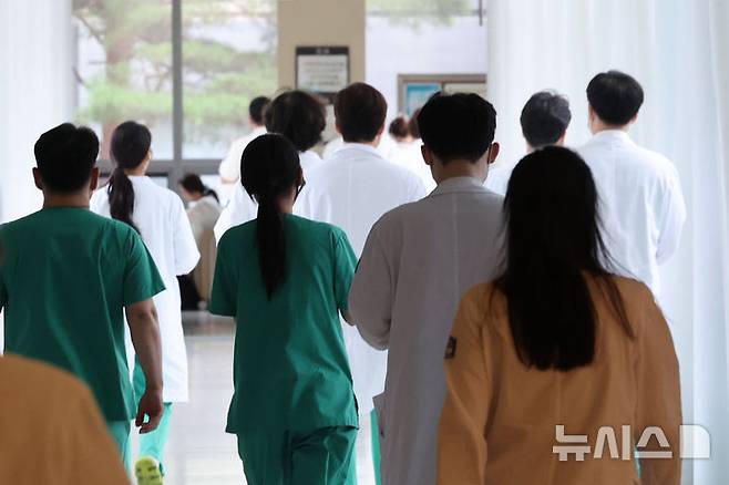 [서울=뉴시스] = 권창회 기자 = 지난 11일 서울 시내 대학병원에서 의료진들이 이동하는 모습. 2025.08.11. kch0523@newsis.com