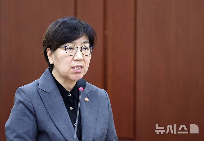 [서울=뉴시스] 김명년 기자 = 정은경 보건복지부 장관이 18일 오후 서울 여의도 국회 보건복지위원회 전체회의에서 제안설명하고 있다. 2025.08.18. kmn@newsis.com