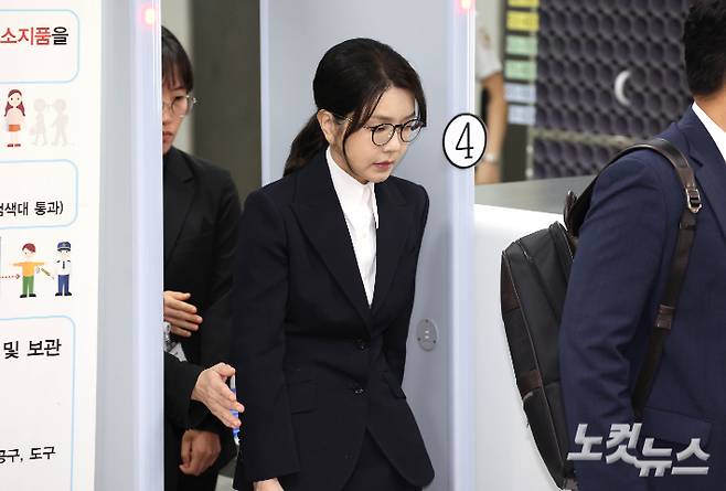 윤석열 전 대통령 부인 김건희 씨가 12일 오전 서울 서초구 서울중앙지법에서 구속 전 피의자 심문(영장실질심사)를 마치고 호송차량으로 이동하고 있다. 사진공동취재단