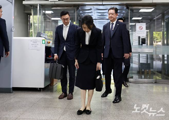 자본시장과 금융투자업에 관한 법률 위반, 정치자금법 위반, 특정범죄 가중처벌 등에 관한 법률 위반(알선수재) 등의 혐의를 받는 윤석열 전 대통령 부인 김건희 씨가 12일 오전 서울 서초구 서울중앙지법에서 열린 구속 전 피의자 심문(영장실질심사)에 출석하고 있다. 황진환 기자