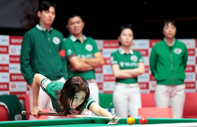 하나카드 김가영이 17일 하림을 상대로 샷을 구사하고 있다. PBA