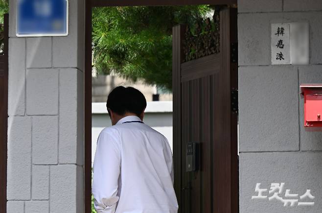 내란 특검팀이 한덕수 전 국무총리의 자택을 압수수색한 특검 관계자들. 황진환 기자