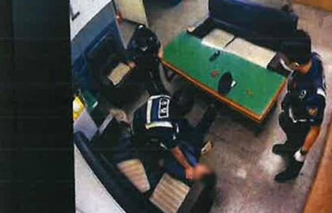 당시 지구대에서 A씨를 체포하는 경찰관들 모습. 춘천경찰서 제공