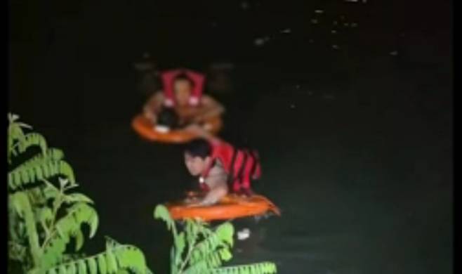 조성천 경위가 물에 빠진 40대 남성을 구조하는 모습. 전북경찰청 제공