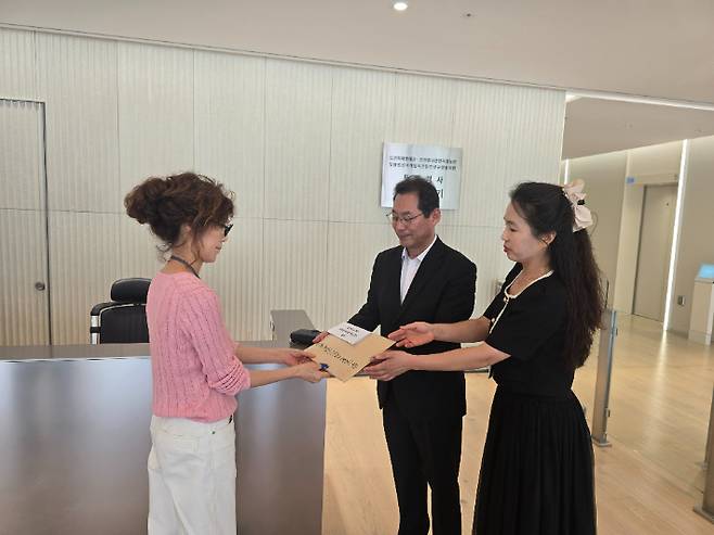 시민연대 측(우측)이 18일 김건희 특검에 진정서를 제출하고 있다. 순천시민연대 제공