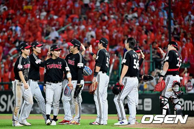 [OSEN=인천, 최규한 기자] 프로야구 LG 트윈스가 SSG 랜더스를 꺾고 후반기 8할 승률을 이어갔다.&nbsp;LG는 17일 인천 SSG랜더스필드에서 열린 2025 KBO리그 SSG와 경기에서 6-1로 승리했다. 1위 LG는 2위 한화 이글스를 1.5경기 차이로 따돌렸다.&nbsp;LG 선발투수 임찬규는 6이닝 동안 4피안타 1볼넷 4탈삼진 무실점으로 시즌 10승을 달성했다. 3년 연속 10승. 김현수가 투런, 문보경과 오스틴이 각각 솔로 홈런을 터뜨렸다.&nbsp;경기를 마치고 승리한 LG 선수들이 하이파이브를 나누고 있다. 2025.08.17 / dreamer@osen.co.kr