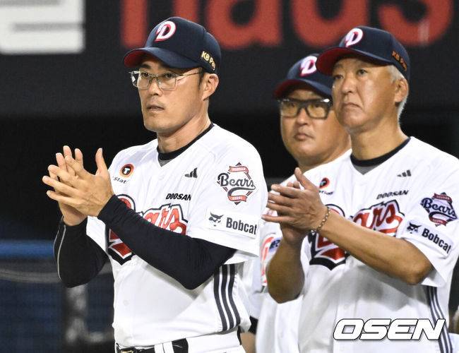 [OSEN=잠실, 조은정 기자]두산이 홈런 5방을 앞세워 독수리군단의 11연승을 저지했다.&nbsp;프로야구 두산 베어스는 23일 서울 잠실구장에서 열린 2025 신한 SOL뱅크 KBO리그 한화 이글스와의 시즌 11차전에서 13-2&nbsp;대승을 거뒀다.두산 조성환 감독대행이 승리를 기뻐하고 있다. 2025.07.23 /cej@osen.co.kr