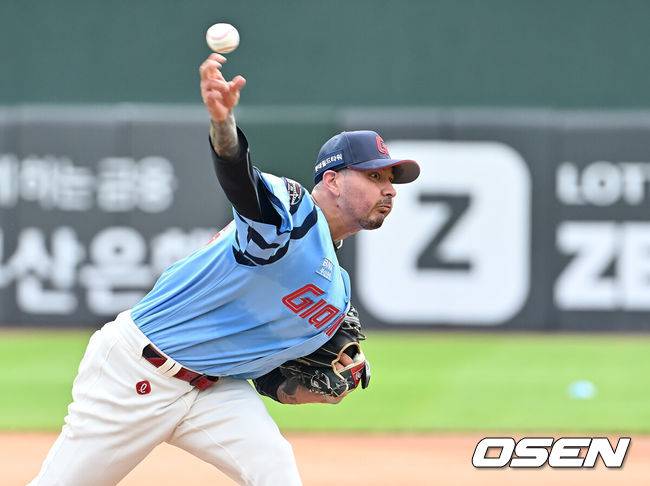 [OSEN=부산, 이석우 기자] 10일 부산 사직야구장에서 2025 신한 SOL 뱅크 KBO 리그 롯데 자이언츠와 SSG 랜더스의 경기가 열린다. 홈팀 롯데는 박세웅이, 방문팀 SSG는 김건우가 선발 출전한다.롯데 자이언츠 새 외국인 투수 벨라스케즈가 사직야구장 마운드에 올라 투구를 하고 있다. 2025.08.10 / foto0307@osen.co.kr