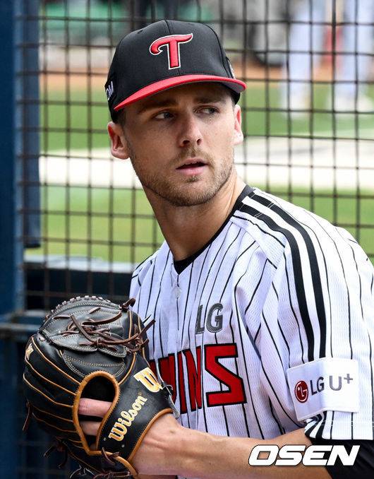 [OSEN=잠실, 조은정 기자]9일 오후 서울 잠실구장에서 ‘2025 신한 SOL Bank KBO리그’ LG 트윈스와 한화 이글스의 경기가 열린다.LG는 치리노스, 한화는 엄상백을 선발로 내세웠다.LG 새 외국인 투수로 앤더스 톨허스트가 불펜피칭을 하고 있다. 2025.08.09 /cej@osen.co.kr