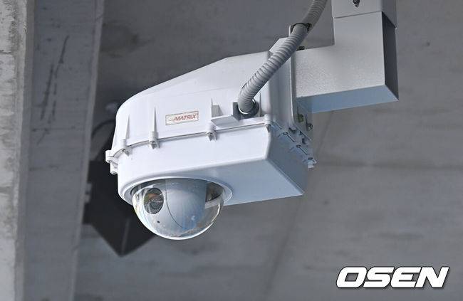 [OSEN=대구, 이석우 기자] 22일 대구삼성라이온즈파크에서 2025 신한 SOL 뱅크 KBO 리그 삼성 라이온즈와 SSG 랜더스의 경기가 열린다. 홈팀 삼성은 원태인이, 방문팀 SSG는 화이트가 선발 출전한다. 오는 8월 19일부터 도입하는 체크 스윙 비디오 판독용 카메라가 대구삼성라이온즈파크 1루 관중석 상단에 설치돼 있다. 2025.07.22 / foto0307@osen.co.kr