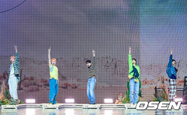 [OSEN=박준형 기자] 18일 오후 서울 한남동 블루스퀘어 SOL트래블홀에서 그룹 코르티스(CORTIS) 데뷔 기념 쇼케이스가 진행됐다.전원 10대인 다섯 멤버 마틴·제임스·주훈·성현·건호로 이루어진 코르티스(CORTIS)는 선 밖에 색칠하다'라는 뜻의 '컬러 아웃사이드 더 라인스'에서 알파벳 여섯 글자를 불규칙하게 가져와 만든 팀명이다. 투모로우바이투게더 이후 6년 만에 나오는 빅히트 뮤직의 신인 보이그룹. 코르티스가 멋진 무대를 펼치고 있다.  2025.08.18 / soul1014@osen.co.kr
