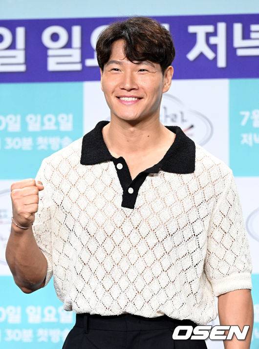 [OSEN=조은정 기자]&nbsp;7일 오후 서울 마포구 상암 MBC 골든마우스홀에서 MBC 새 예능 ‘도포자락 휘날리며’ 제작발표회가 열렸다.김종국, 지현우, 주우재, 노상현, 황대헌이 ‘출연하는 도포자락 휘날리며'는 오는 7월 10일 일요일 저녁 6시 30분 첫 방송된다.방송인 김종국이 포즈를 취하고 있다. 2022.07.07 /cej@osen.co.kr