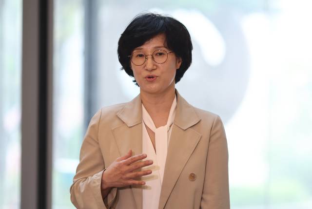 ▲원민경 여성가족부 장관 후보자가 18일 인사청문 준비 사무실이 마련된 서울 한국청소년활동진흥원으로 출근하며 취재진 질의에 답하고 있다. ⓒ연합뉴스
