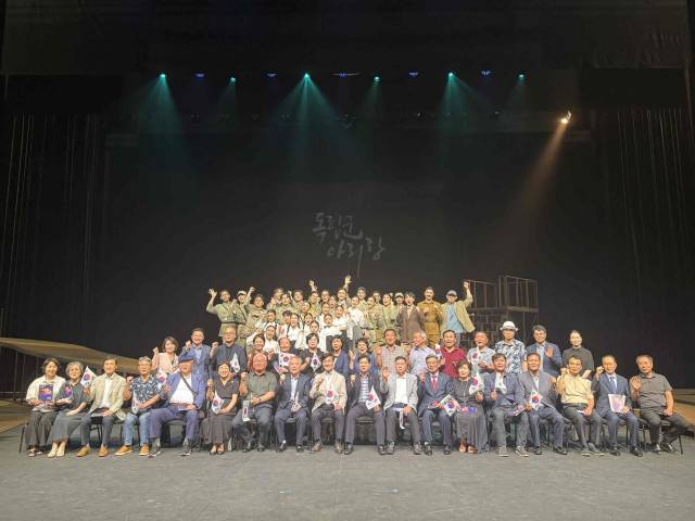▲밀양아리랑예술단이 부산문화회관 대극장에서 창작 뮤지컬 '독립군 아리랑' 공연을 마치고 기념 촬영을 하고 있다. ⓒ밀양시