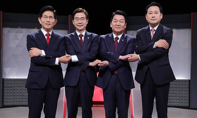 손 맞잡았지만… 국민의힘 당대표 후보들이 17일 서울 여의도 KBS에서 열린 방송토론회에 앞서 손을 맞잡고 포즈를 취하고 있다. 왼쪽부터 김문수, 조경태, 안철수, 장동혁 후보. 이재문 기자