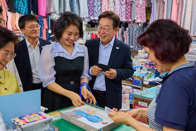 이재명 대통령과 김혜경 여사가 17일 서울 은평구 연서시장을 방문했다. 대통령실 제공