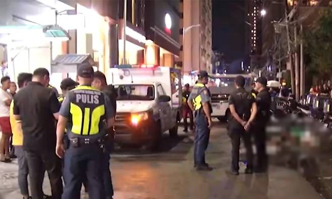 지난 15일(현지시간) 필리핀 마닐라 말라테 지역에서 외국인 남성 2명이 오토바이 강도의 총격에 살해당하는 사건이 벌어졌다.&nbsp;GMA뉴스 보도화면 캡처