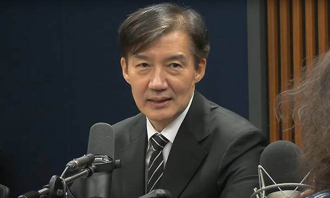 조국 전 조국혁신당 대표가 18일 김어준씨가 진행하는 유튜브 채널에 출연해 발언하고 있다. 유튜브 캡처