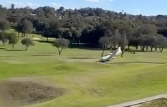 현지시간으로 17일 오후 2시쯤 호주 시드니의 한 골프장으로 비행기가 추락하는 사고가 발생했다. 엑스 영상 캡처