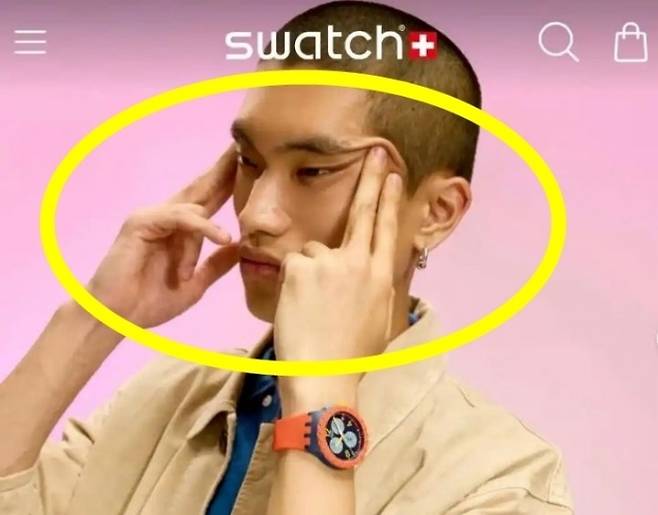 17일 홍콩 사우스차이나모닝포스트(SCMP)에 따르면 스와치는 최근 출시한 에센셜(ESSENTIALS) 컬렉션 광고에 동양인 남성 모델의 ‘눈찢기’ 동작이 담긴 사진을 포함했다. 스와치 자료