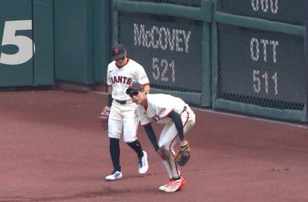 샌프란시스코 자이언츠 이정후가 18일(한국시간) 미국 캘리포니아주 샌프란시스코 오라클파크에서 열린 2025 미국 메이저리그(MLB) 정규시즌 탬파베이 레이스와의 홈 경기에서 외야 수비에 성공한 뒤 무릎 사이에서 공을 꺼내고 있다. MLB 홈페이지 캡처
