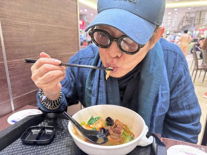 갑상선 기능 항진증 투병 중인 중화권 배우 리롄제가 18일 병원에서 퇴원한 근황을 전했다. 자료 : 리롄제 웨이보
