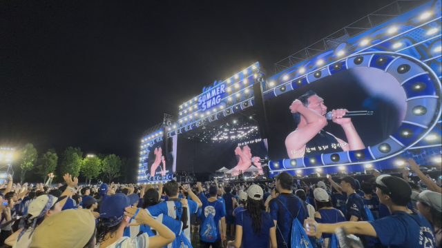 파란 옷을 입은 관객들이 ‘싸이흠뻑쇼-서머 스웨그 2025’를 신나게 즐기고 있다. 독자 제공